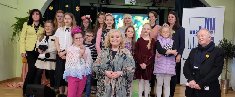 W RAMACH AKCJI POMOCY HOSPICJUM ŚW. ŁAZARZA “POLA NADZIEI” W DOMU KULTURY IM. JANUSZA KORCZAKA W KRAKOWIE  ODBYŁA SIĘ VII EDYCJA KONKURSU PIOSENKI WIOSENNEJ “ŻONKILOWY SONG