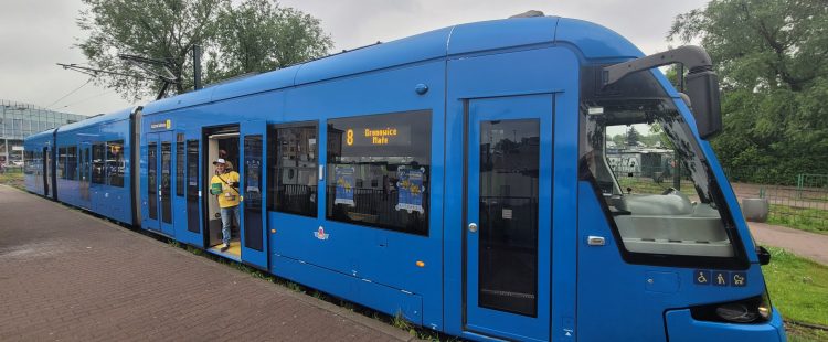 OD 7 DO 9 MAJA w godz. 8 – 16 na trasie nr 8 jeździł Żonkilowy Tramwaj